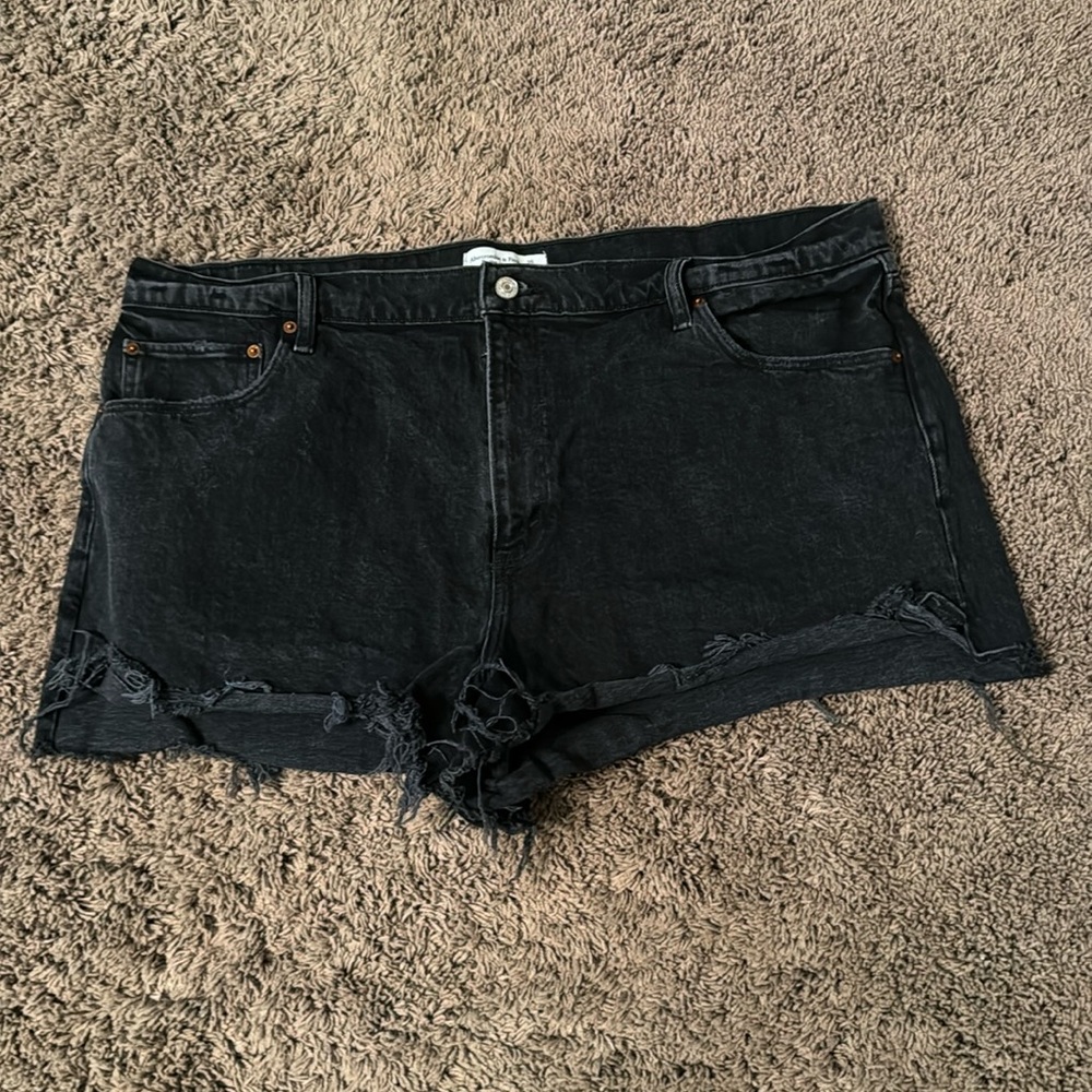 Size 20 Women’s Abercrombie Black Distressed High Rise Mom Short
